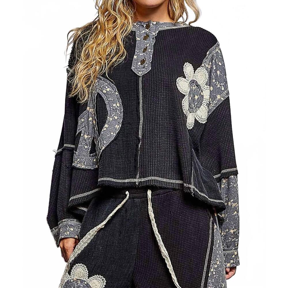 NEW POL crew neck peace patch floral knit top in black